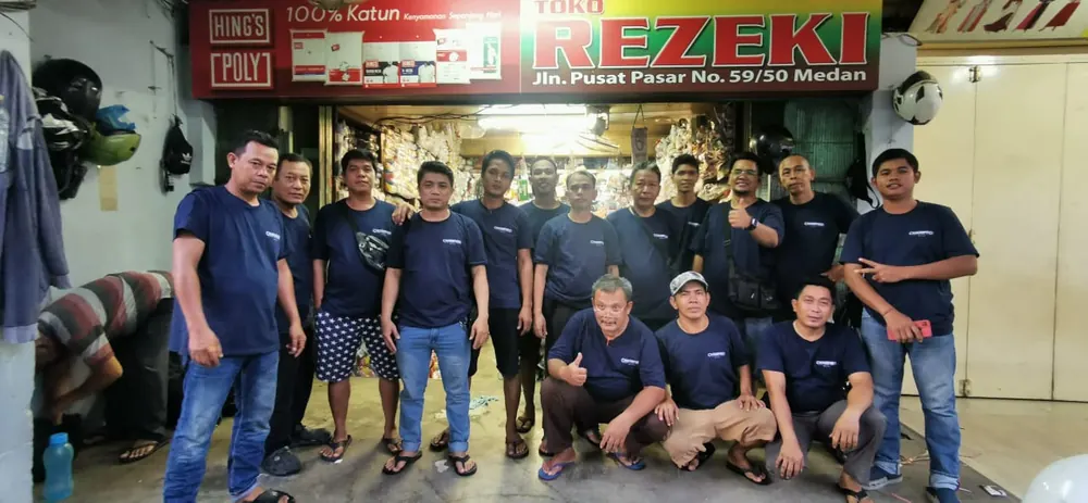 Tim Toko Rezeki di depan toko, Jln. Pusat Pasar No. 59/50 Medan